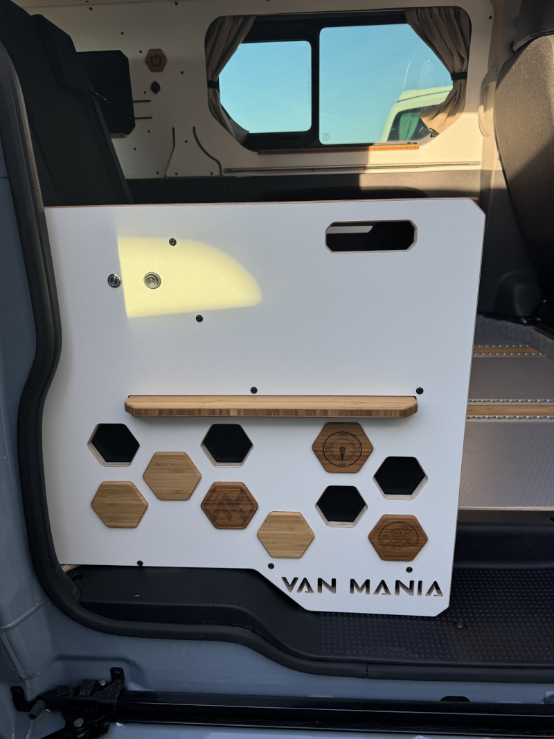 ref 305, van neuf, renault trafic, 130 ch, boîte manuelle, grand confort, bleu cumulus, 4 places, sud vasp, nantes