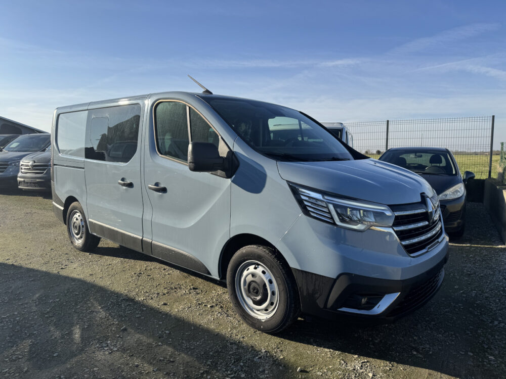 ref 305, van neuf, renault trafic, 130 ch, boîte manuelle, grand confort, bleu cumulus, 4 places, sud vasp, nantes