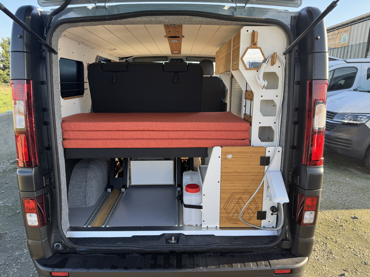 ref 305, van neuf, renault trafic, 130 ch, boîte manuelle, grand confort, bleu cumulus, 4 places, sud vasp, nantes