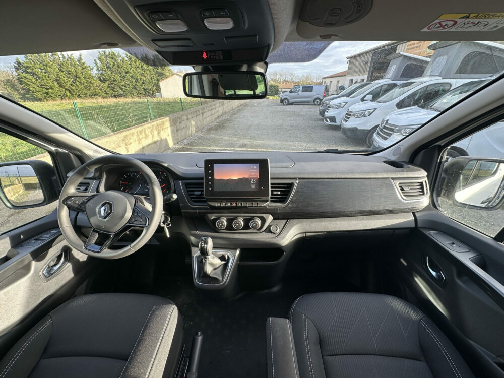 ref 693, van neuf, renault trafic, 150 ch, boîte auto, grand confort, pack visibilité, pack easy park plus, nantes